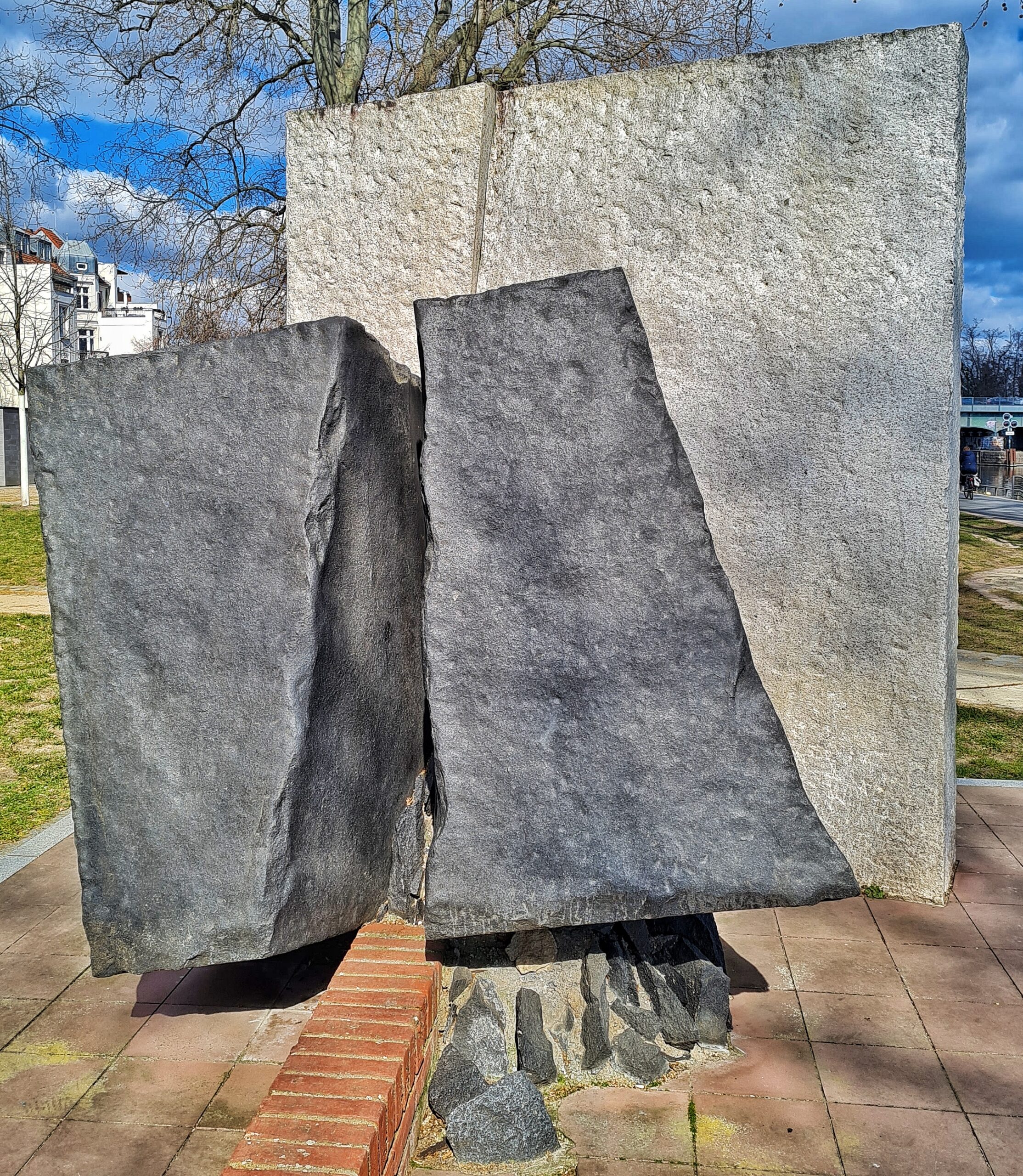 Ein grob behauener Felsen (aus Granit oder etwas ähnlichem). In der Mitte ist ein breiter Spalt.