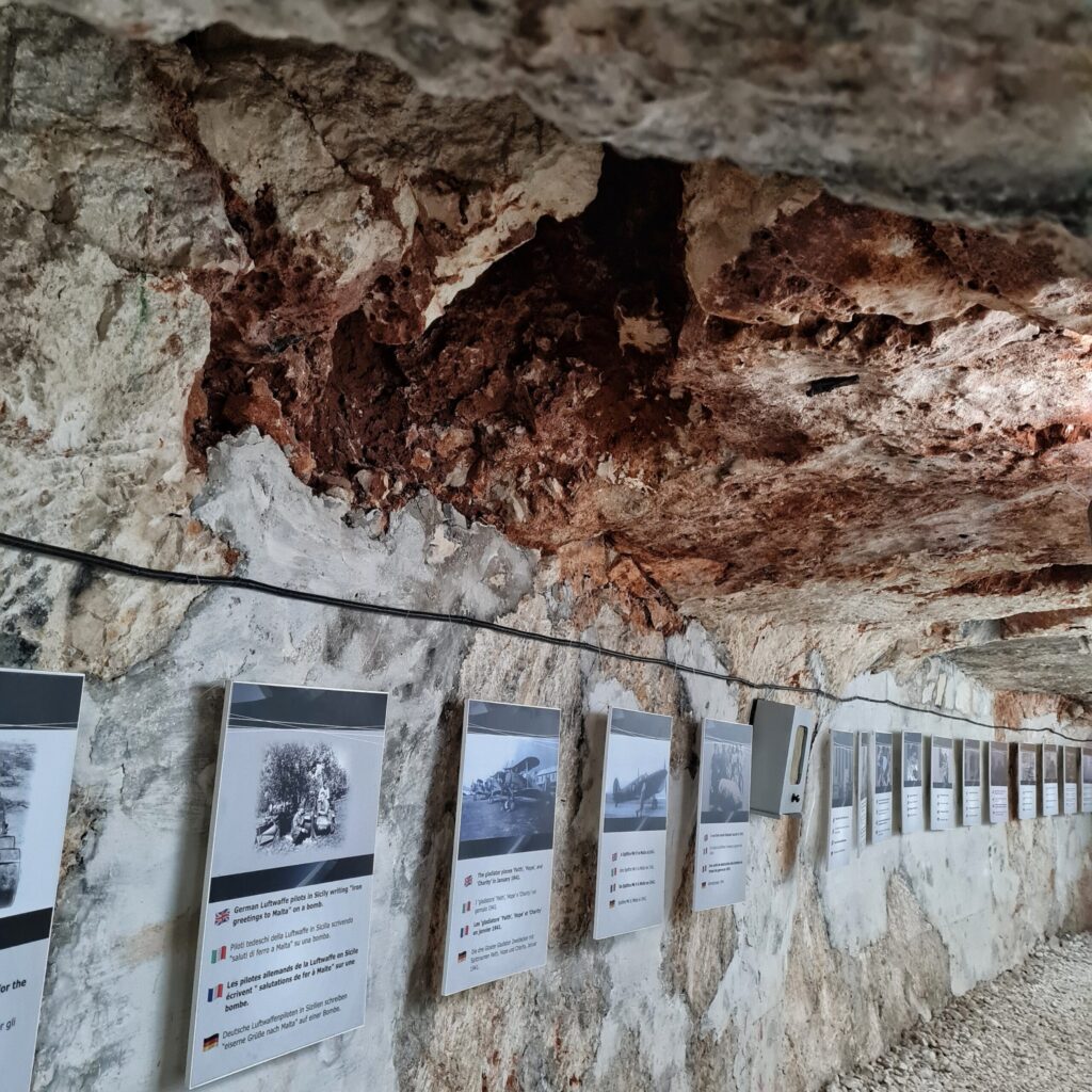Die Bunkerdecke herangezoomt. Sie ist felsig und porös. Unten hängen Fotos mit Text.