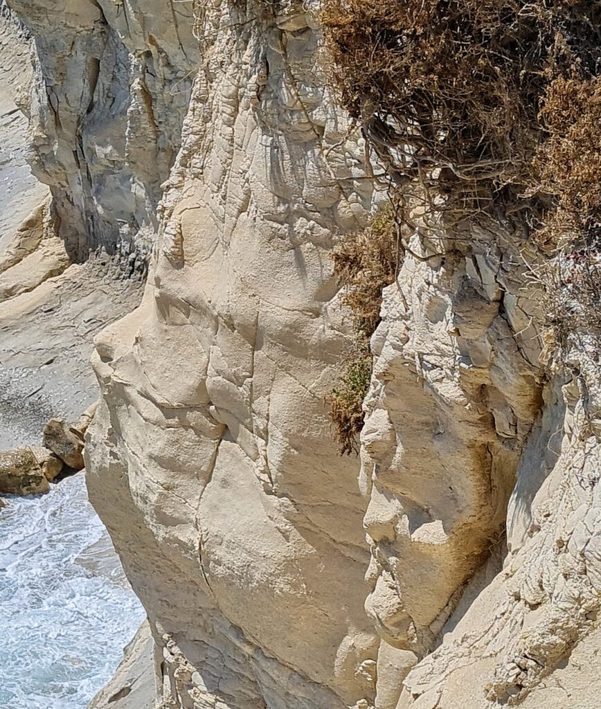 Weiße Felsen in Nahaufnahme von schräg oben fotografiert. Sie haben Einkerbungen und Vorsprünge, so dass ein Felsen aussieht wie ein seitlicher Kopf.