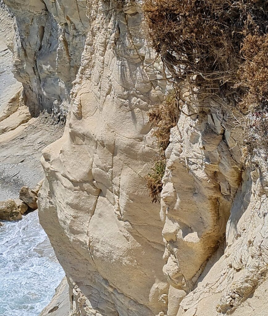 Weiße Felsen in Nahaufnahme von schräg oben fotografiert. Sie haben Einkerbungen und Vorsprünge, so dass ein Felsen aussieht wie ein seitlicher Kopf.