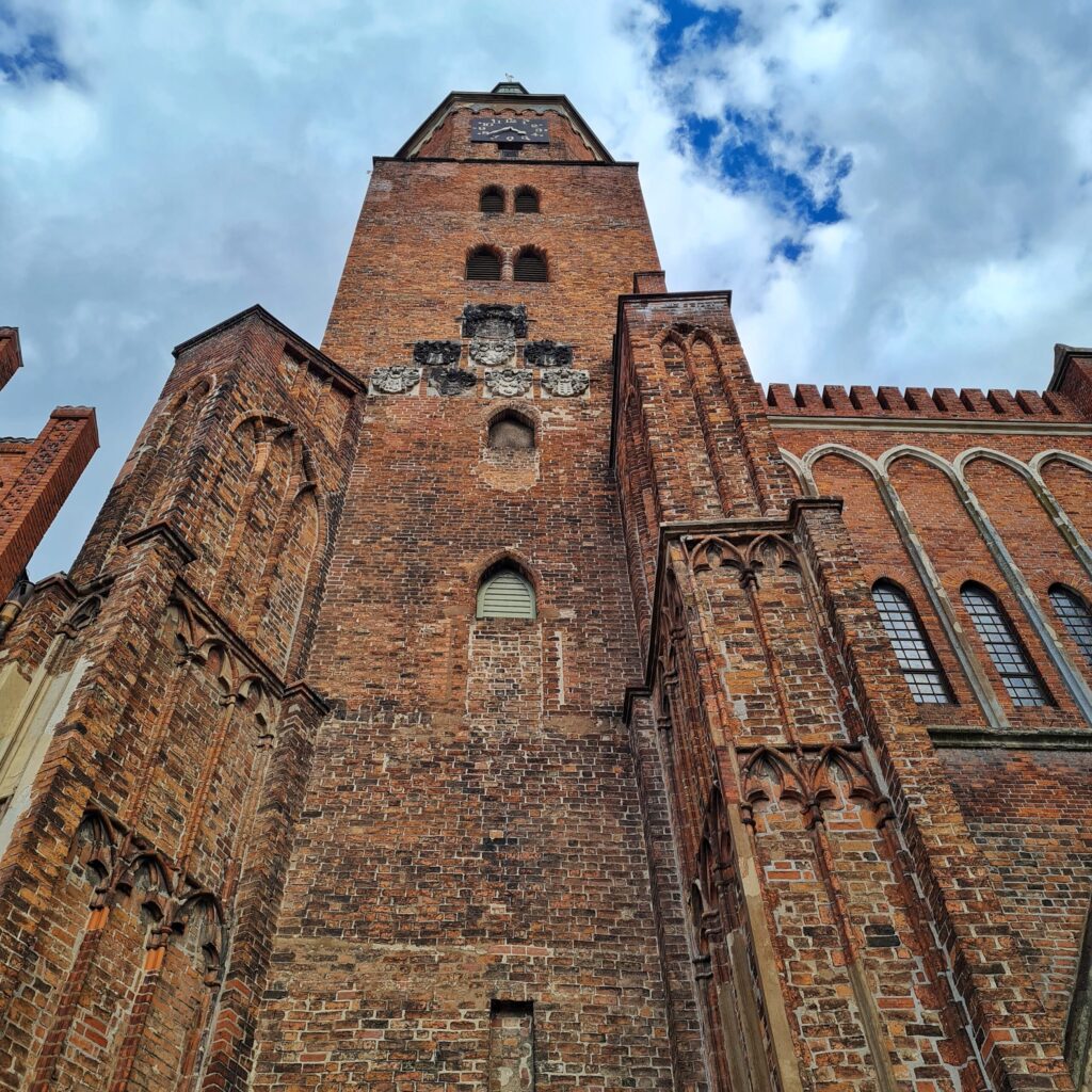 Der Kirchturm von unten nach oben fotografiert.