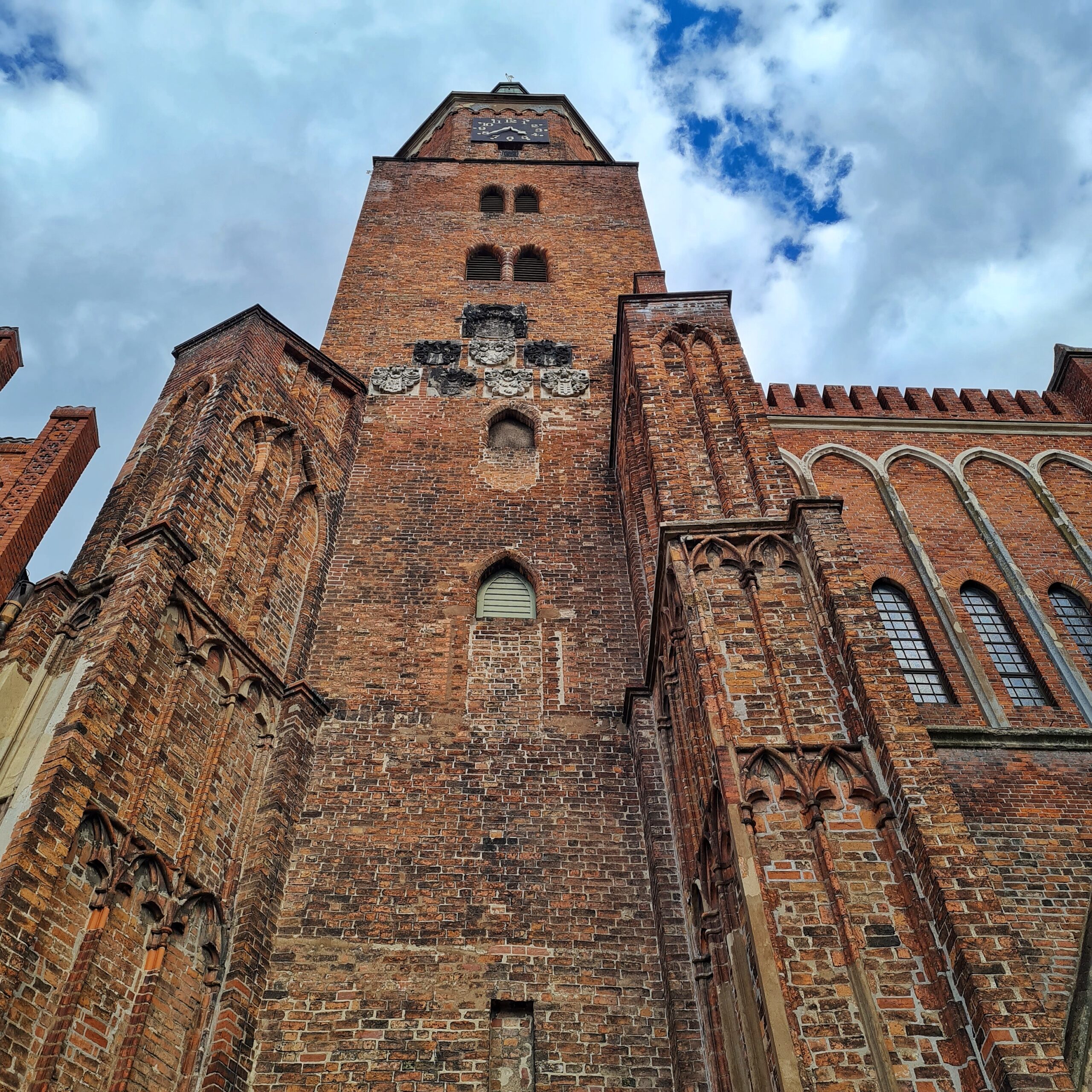 Der Kirchturm von unten nach oben fotografiert.