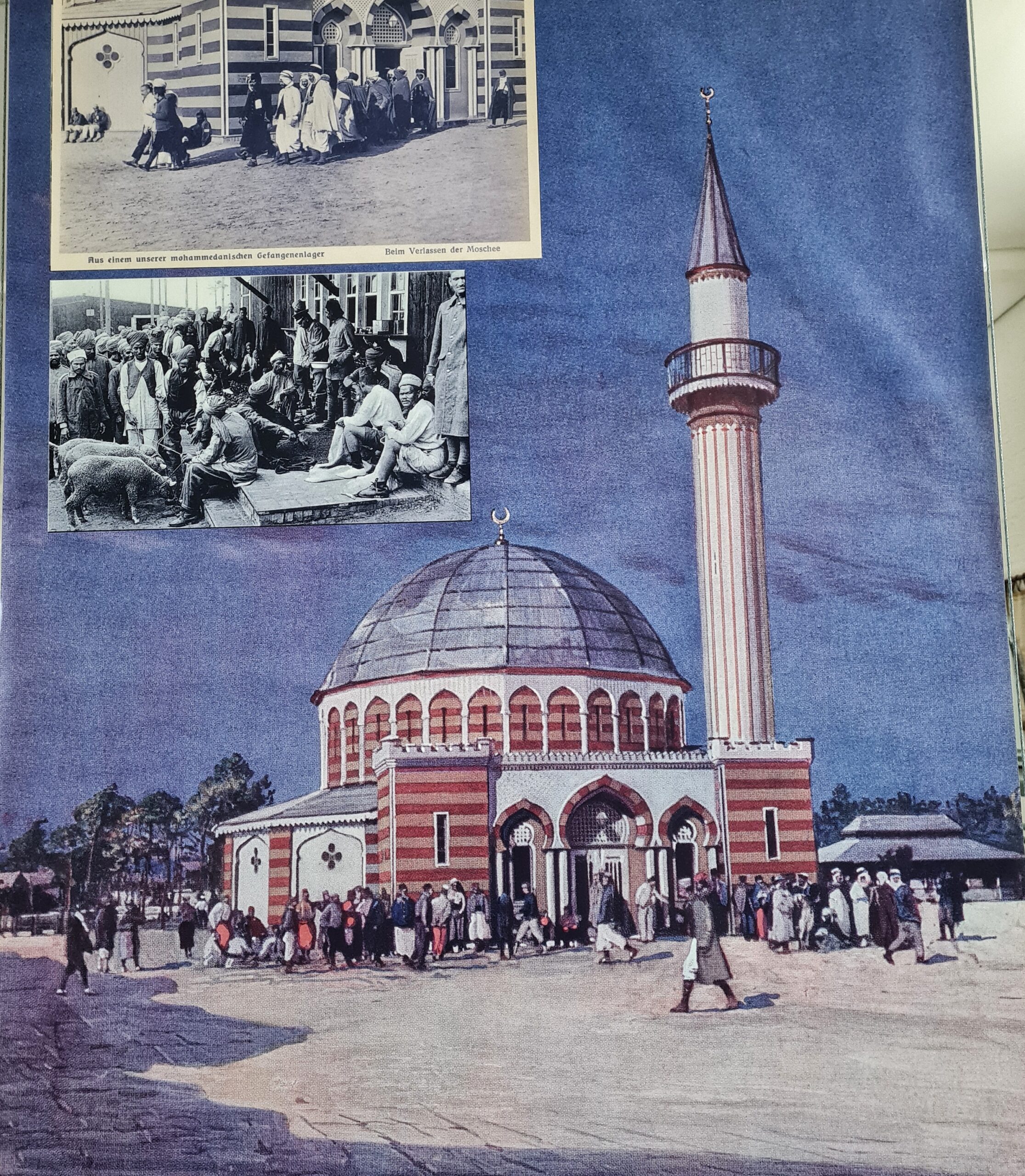Die Zeichnung einer Moschee mit einem kuppelförmigen Hauptgebäude und einem hohen Minarett. Davor laufen und stehen Menschen. Oben sind zwei Schwarz-Weiß-Fotos angebracht, die in Nahaufnahme Menschen vor der Moschee zeigen.