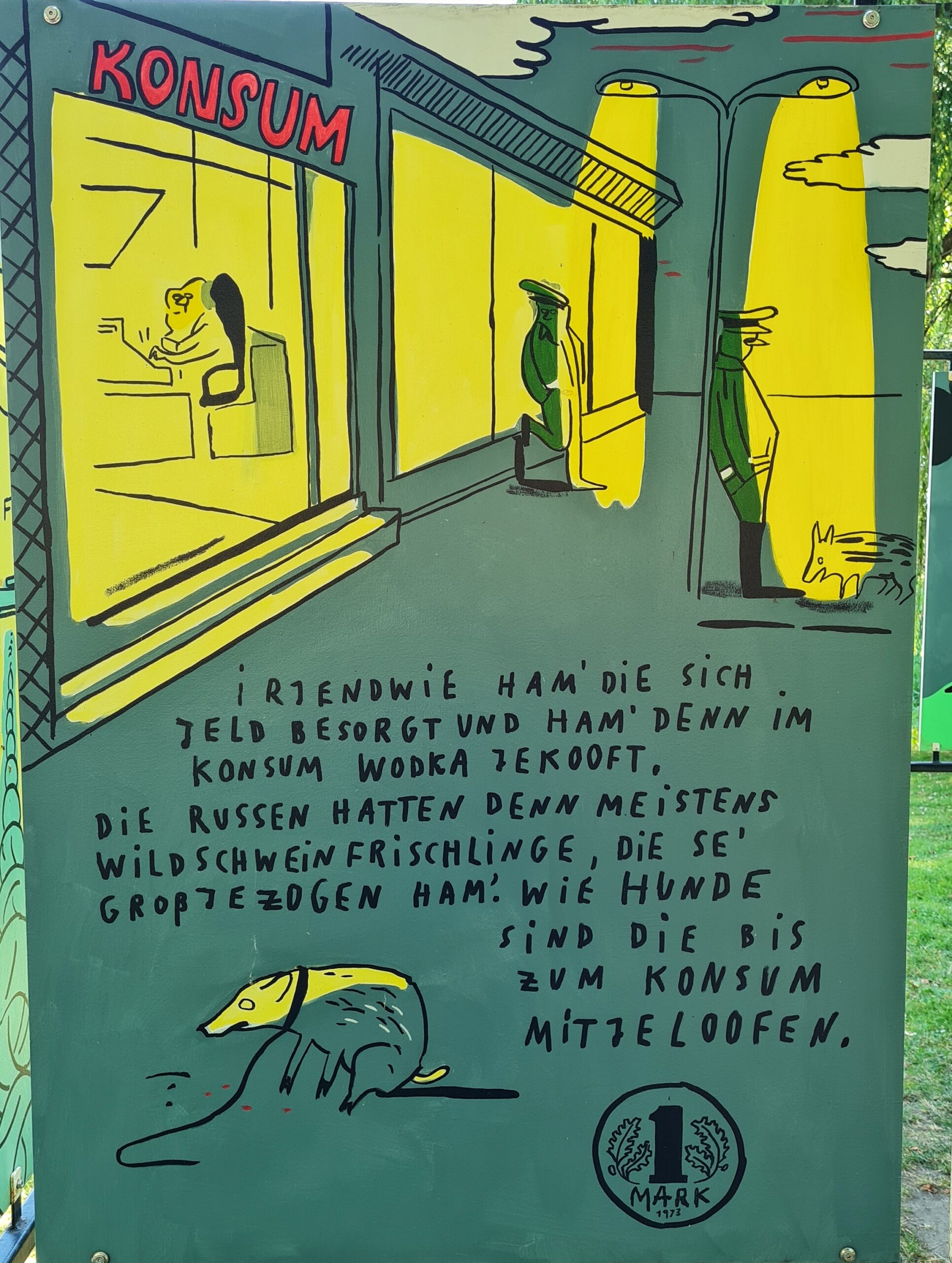 Oben die Zeichnung eines gelb beleuchteten Schaufenster, Dahinter sieht man jemanden, der an einer Kasse sitzt. Über dem Schaufenster die Aufschrift "Konsum". Unter ebenfalls gelb leuchtenden Straßenlaternen russische Soldaten in Uniform. Neben einem steht ein Frischling.Unten die Zeichnung eines weiteren Frischlings mit einer Leine und eine gemalte Münze mit der Aufschrift "1 Mark. 1973". Dazwischen handschriftlicher Text: Irjendwie ham die sich Jeld besorgt und ham denn im Konsum Wodka jekooft. Die Russen hatten denn meistens Wildschweinfrischlinge, die se großjezogen ham; wie Hunde sind die bis zum Konsum mitjeloofen.