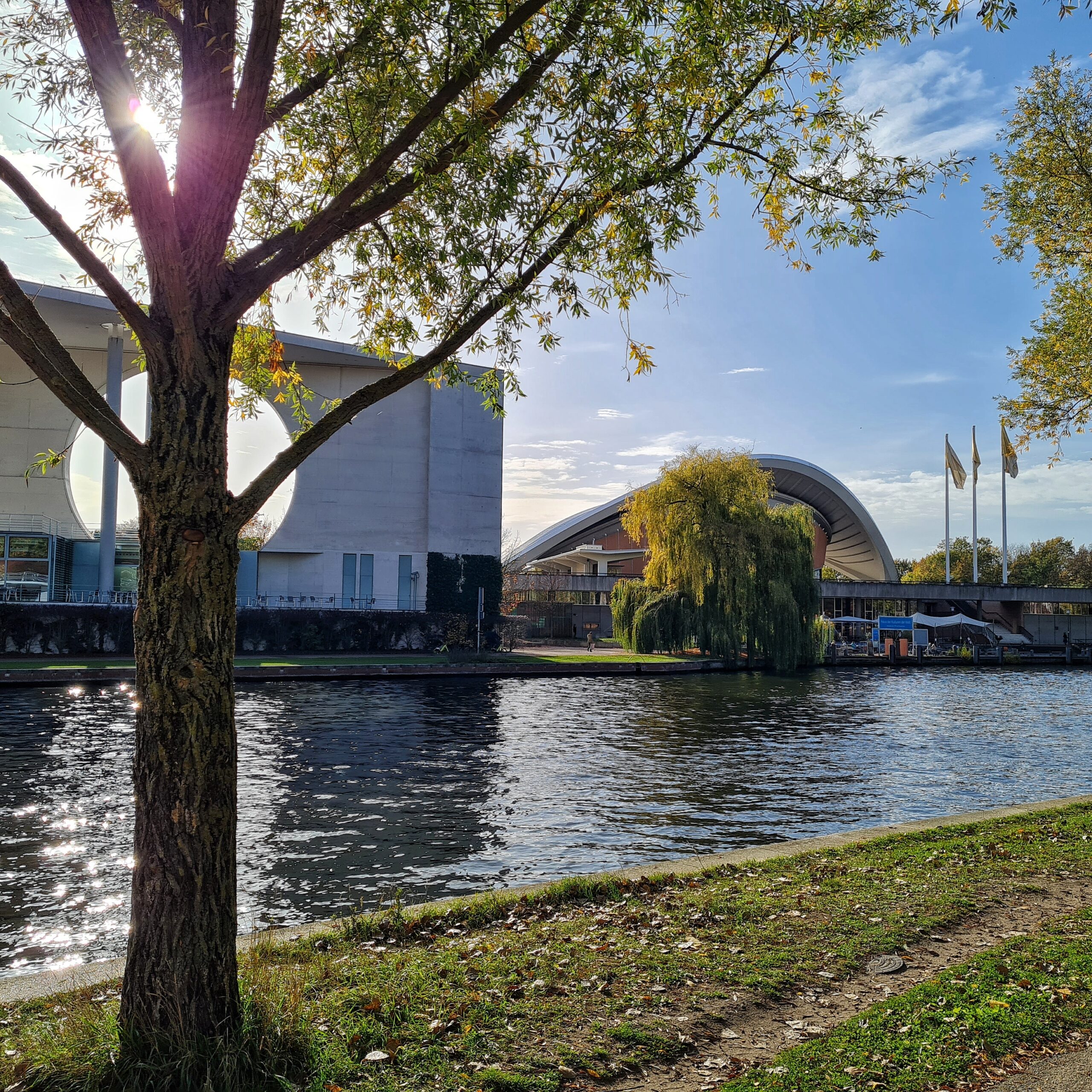 Blick über die Spree auf den letzten Teil desxBubdeskanzleramtes (links) mit einer runden Öffnung darin und das Haus der Kulturen der Welt (rechts).