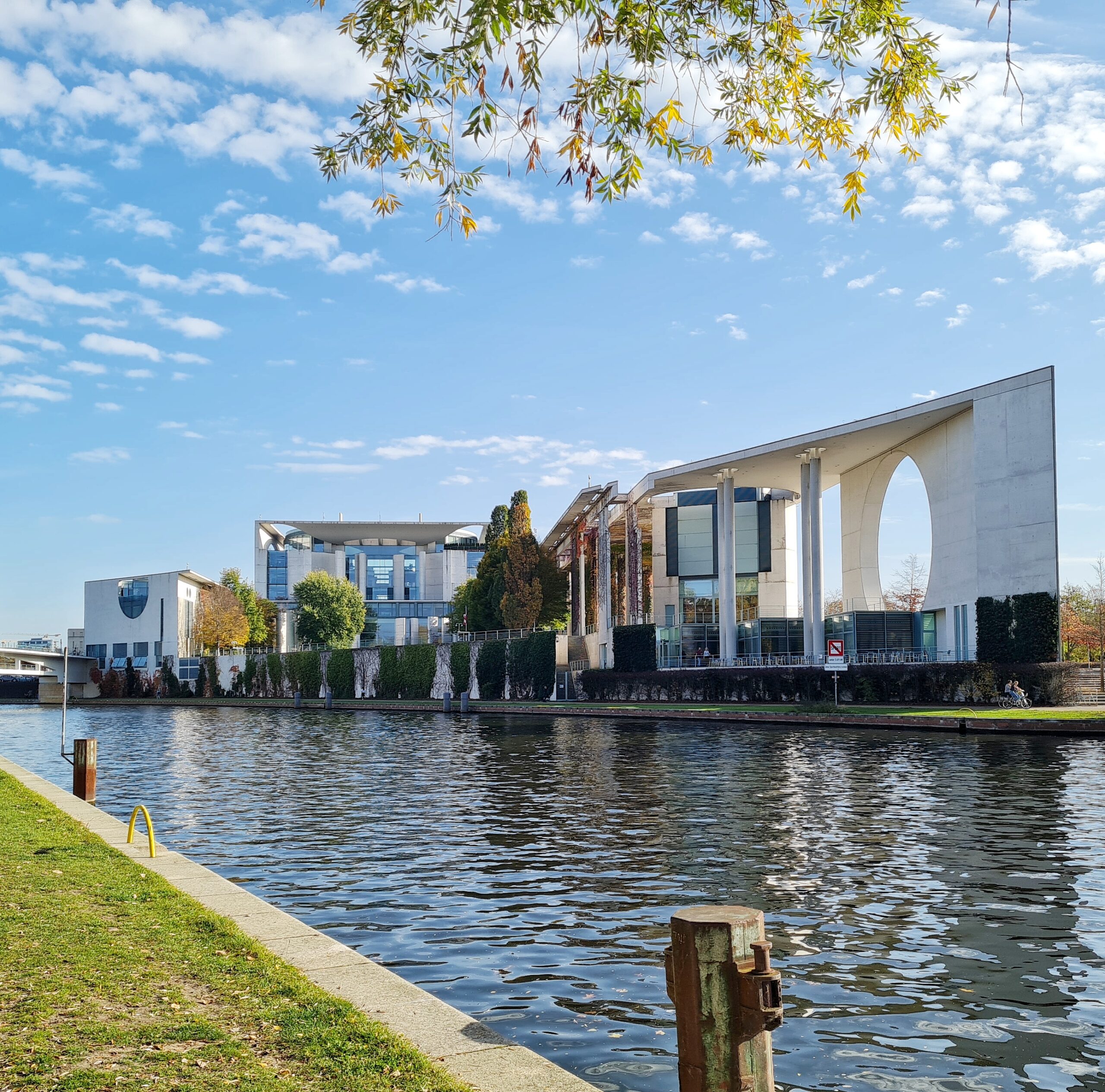 Blick über den Fluss auf den gesamten Komplex des Bundeskanzleramtes entlang der Spree.