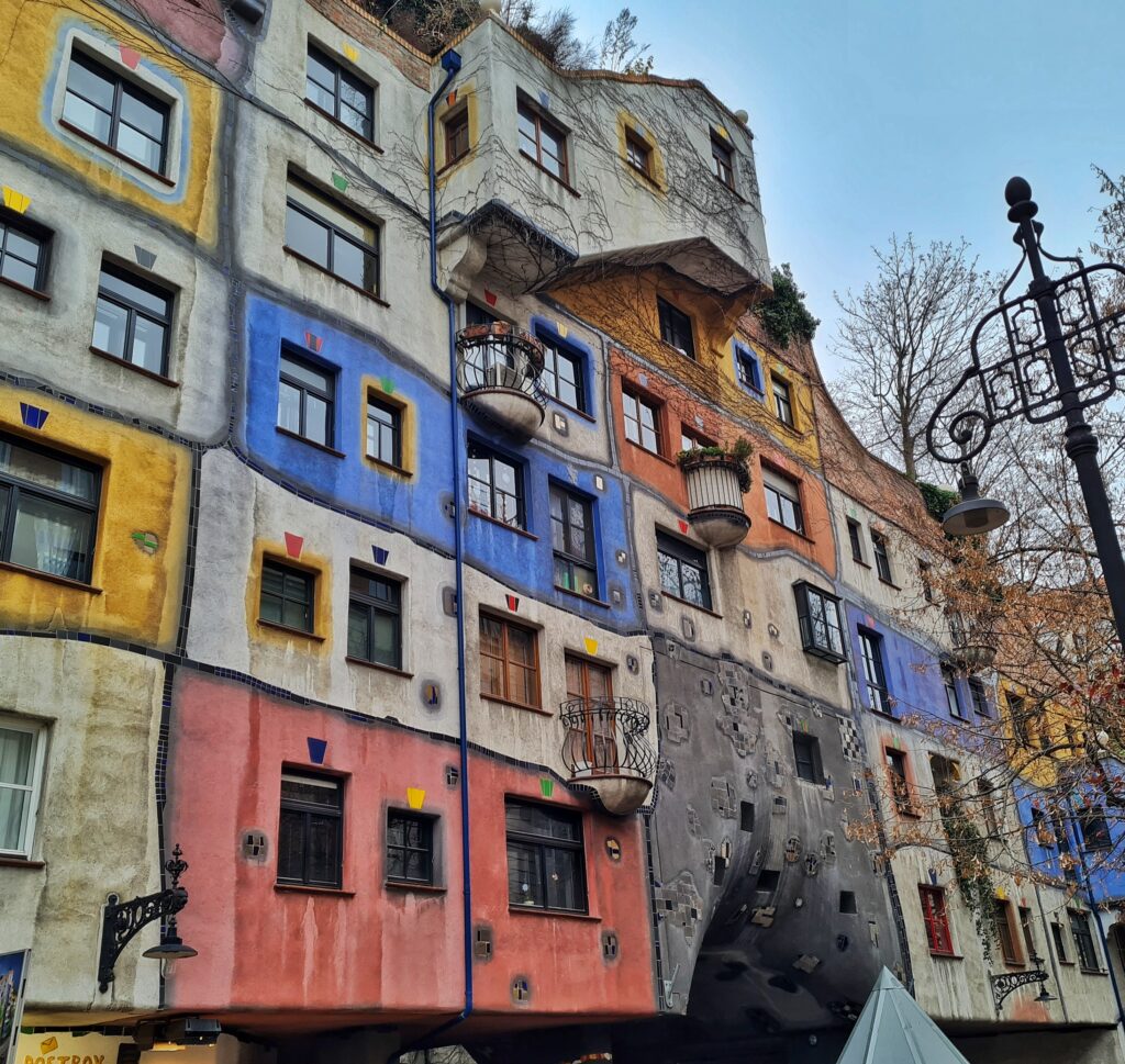 Ein großes mehrstöckiges Gebäude mit viereckigen Flächen in unterschiedlichen Farben.
